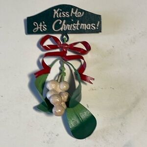 Metal articulated brooch “Kiss Me It's Christmas!” w/ dangling Mistletoe-Vintage